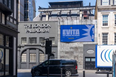 Londra, İngiltere, 10 Mayıs 2025, Londra Paladyum Tiyatrosu 'nda güncel Evita yapımı güneşli bir günde sergilenmektedir.