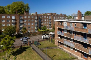 Londra, İngiltere, 10 Mayıs 2025, Londra 'nın Batı Dulwich şehrinde açık mavi bir gökyüzünün altında konut blokları duruyor..