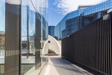 Londra, İngiltere, 10 Mayıs 2025, modern cam binalar Shoreditch 'te bir yürüyüş yolu boyunca gökyüzünü yansıtıyor