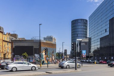Londra, İngiltere, 10 Mayıs 2025, canlı bir duvar resmi Hoxton 'ın modern mimarisi yakınlarındaki kentsel manzaraya renk katıyor. 