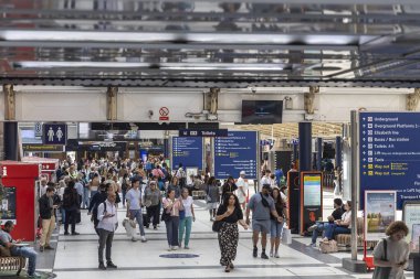 Londra, İngiltere, 10 Mayıs 2025, Liverpool Caddesi İstasyonu 'nun kalabalık koridorunda hareket eden gezginler ve gezginler 