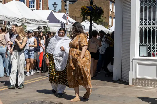 Londra, İngiltere, 10 Mayıs 2025. İnsanlar, Columbia Road Çiçek Pazarı 'nda güneşli bir pazar gününün tadını çıkarıyor.