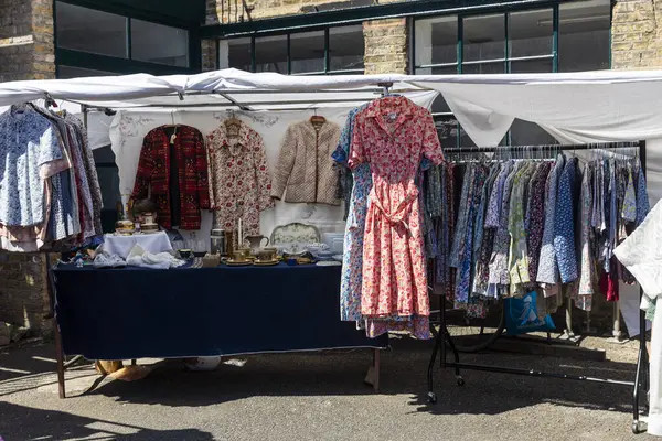 Londra, İngiltere, 10 Mayıs 2025, Kolombiya Çiçek Pazarı 'nda çeşitli elbise ve ceketler satılıyor.