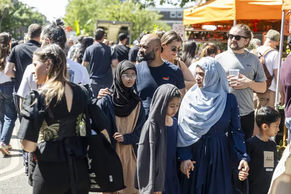 Londra, İngiltere, 10 Mayıs 2025, Kolombiya Yolu Çiçek Pazarı 'ndaki canlı tezgahlara göz atan kalabalık