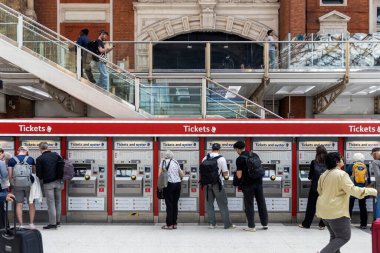 Londra, İngiltere, 10 Mayıs 2025, Yolcular Liverpool Caddesi İstasyonu 'ndaki self-servis makinelerinden tren biletleri alıyorlar.