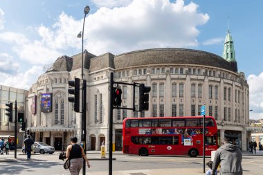 Londra, İngiltere, 10 Mayıs 2025. Kırmızı bir çift katlı otobüs Catford, Londra 'daki Broadway Tiyatrosundan geçiyor..
