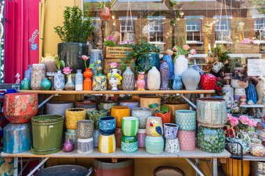 Londra, İngiltere, 10 Mayıs 2025, renkli seramik saksılar ve vazolar Columbia Road Çiçek Pazarı 'nın önünde sergileniyor.
