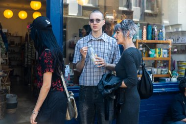 Londra, İngiltere, 10 Mayıs 2025, İnsanlar Londra 'daki Columbia Road Çiçek Pazarı' nın vitrininde sergilenen eşsiz ürünlere bakıyorlar..