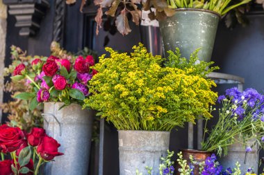 Pembe Güller ve Ranunculus Bir Londra Çiçek Dükkanında Görünüm