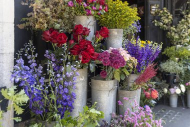 Londra 'da bir çiçekçinin önünde bol miktarda çiçek sergisi
