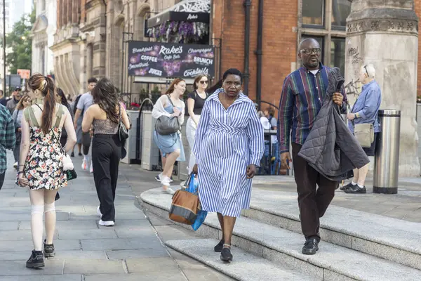 Londra, İngiltere, 10 Mayıs 2025, Londra 'da Yürüyen İnsanlar