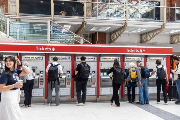 Londra, İngiltere, 10 Mayıs 2025, Liverpool Caddesi İstasyonu 'ndaki Bilet Makinesinden Bilet Alma, 