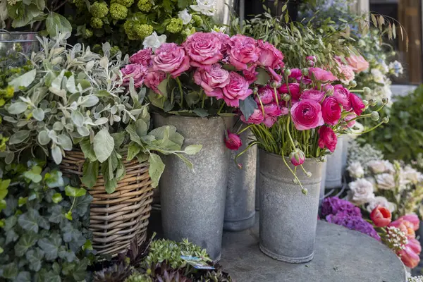 Londra 'da bir çiçekçinin önünde Renkli Kesim Çiçekleri Çerçeve