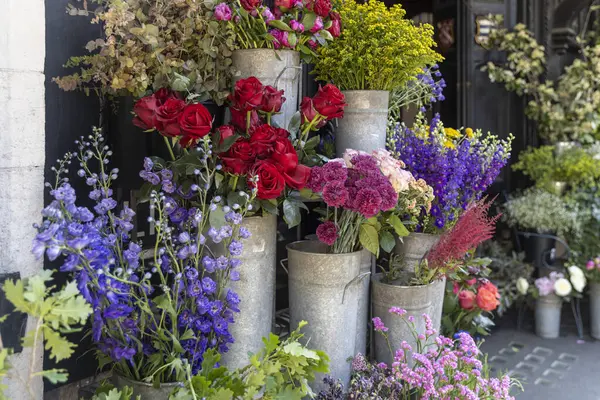 Londra 'da bir çiçekçinin önünde bol miktarda çiçek sergisi