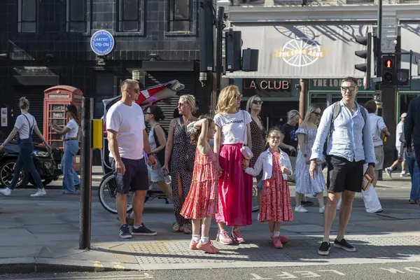 Londra, İngiltere, 10 Mayıs 2025, Londra 'da yaya geçidinde bekleyen yayalar