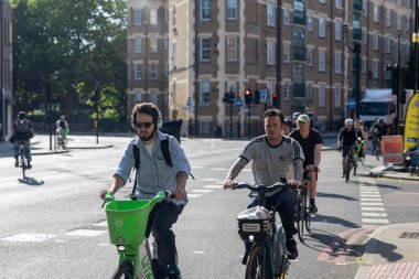 Londra, İngiltere, 10 Mayıs 2025, Bisikletçiler Londra Kavşağında Trafik Işığında Bekliyorlar