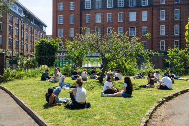 Londra, İngiltere, 10 Mayıs 2025, Londra 'da Günışığının tadını çıkaran insanlar