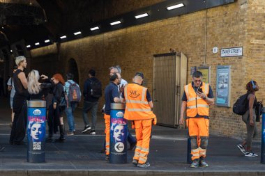 Londra, İngiltere, 10 Mayıs 2025, Londra Köprüsü yakınlarındaki Stainer Caddesi 'nde Yüksek Görünebilirlik Giysileri İşçileri