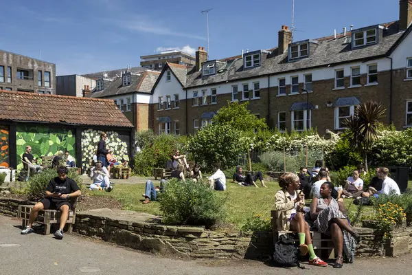 Londra, İngiltere, 10 Mayıs 2025, Londra 'da güneşli bir günde Halk Bahçesinde Rahatlayan İnsanlar