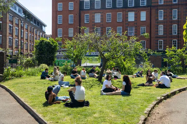 Londra, İngiltere, 10 Mayıs 2025, Londra 'da Günışığının tadını çıkaran insanlar