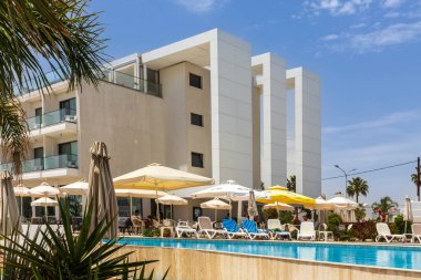 Larnaca, Kıbrıs, 2 Mayıs 2025, Larnaca 'daki Lebay Beach Oteli' nde dinlenme havuzu