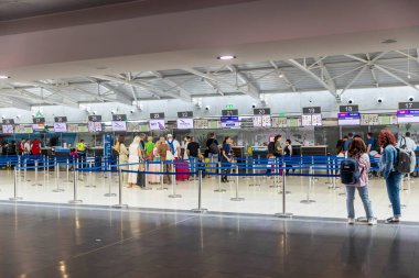 Londra, İngiltere, 10 Mayıs 2025, Larnaca Uluslararası Havaalanı 'nda check-in alanı