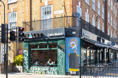 Londra, İngiltere, 16 Mayıs 2025, Londra 'da Green Lane' de grafiti sanatıyla dolu canlı bir köşe kafeteryası bulunuyor..