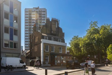 Londra, İngiltere, 15 Mayıs 2025, Mimari stillerin seçici bir karışımı Hoxton, Londra 'da parlak mavi gökyüzünün altında bir cadde çiziyor..