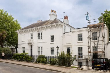 Brighton, İngiltere, 15 Mayıs 2025, Brighton 'daki Montpelier Villaları bulutlu bir gökyüzünün altında zarif beyaz Regency villaları..