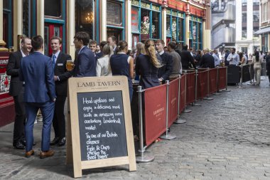 Londra, İngiltere, 15 Mayıs 2025 İnsanlar Leadenhall Market, Londra 'daki Lamb Tavernası' nın önünde toplandı.