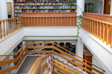 Baqa al-Gharbiya, İsrail, 22 Mayıs 2025, El-Qasemi Akademik Kolej Kütüphanesinde Kitaplık