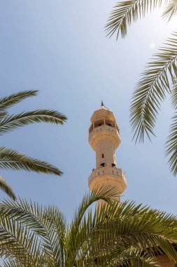 Baqa al-Gharbiya, İsrail, 22 Mayıs 2025, Minareli Modern Cami ve İsrail 'in Beka al-Gharbiyye kentindeki Yeşil Kubbe