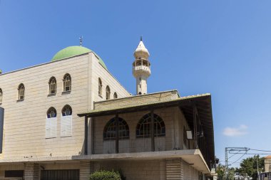Baqa al-Gharbiya, İsrail, 22 Mayıs 2025, Minareli Modern Cami ve Beka al-Gharbiyye 'deki Yeşil Kubbe,