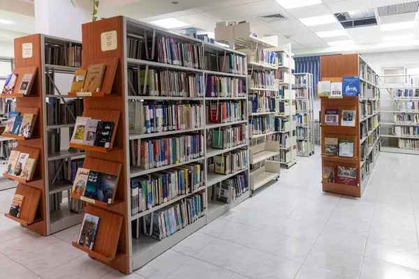 Baqa al-Gharbiya, İsrail, 22 Mayıs 2025, Al-Qasemi Akademik Koleji Renkli Kütüphane İçişleri. Al-Qasemi Eğitim Akademisi.