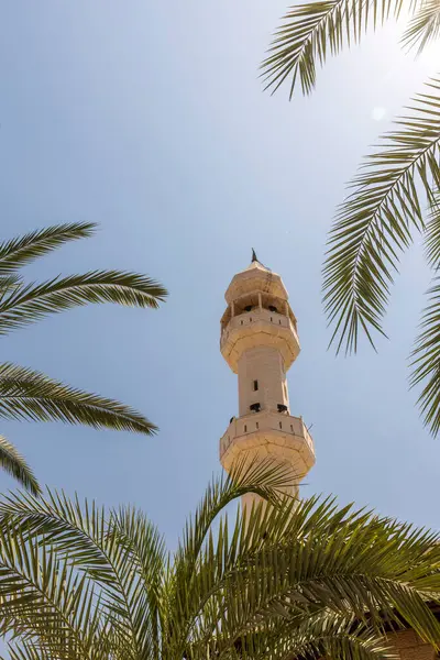 Baqa al-Gharbiya, İsrail, 22 Mayıs 2025, Minareli Modern Cami ve İsrail 'in Beka al-Gharbiyye kentindeki Yeşil Kubbe