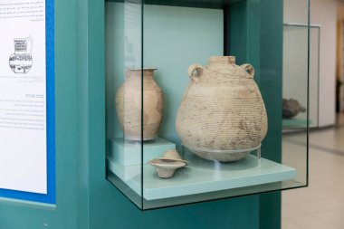 Baqa al Gharbiya, İsrail, 22 Mayıs 2025, Bir Müze Sergisi 'nde Eski Çömleklerin Koleksiyonu. Baqa al-Gharbiyye 'de bir üniversitede müze.