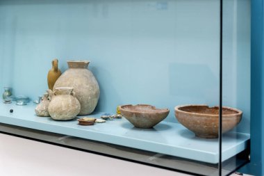 Baqa al Gharbiya, İsrail, 22 Mayıs 2025, Bir Müze Sergisi 'nde Eski Çömleklerin Koleksiyonu. Baqa al-Gharbiyye 'deki bir üniversitenin müze sergisinde.