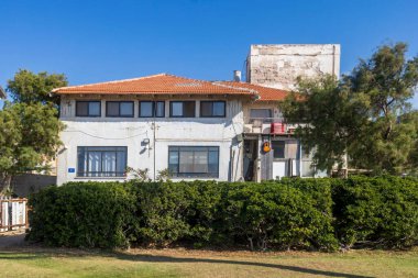 Hayfa, İsrail 24 Mayıs 2025. Yarasa Galim Sahili Güvertesinde Kırmızı Döşemeli Bir Eski Ev.