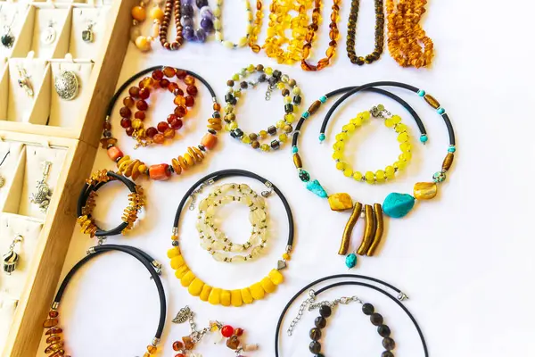 Renkli Amber ve Gemstone Mücevher Sergisi beyazın üzerinde.