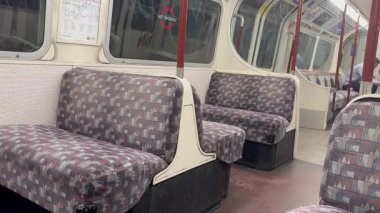 Londra, İngiltere, 18 Mayıs 2025, Gatwick 'e giden banliyö treninde yarısı boş bir vagon..