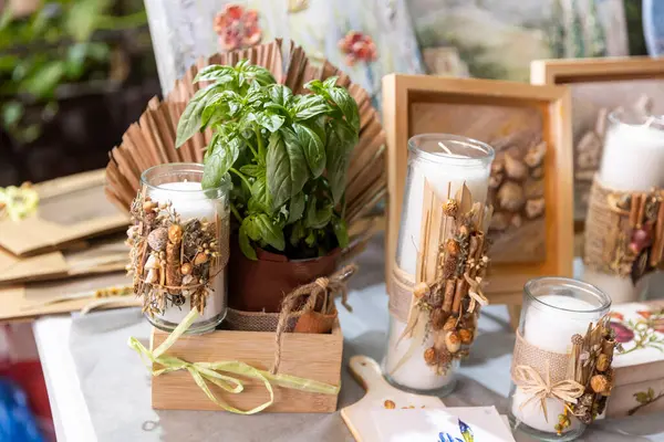 El yapımı dekoratif mumlar ve el sanatları pazarında saksı fabrikası.