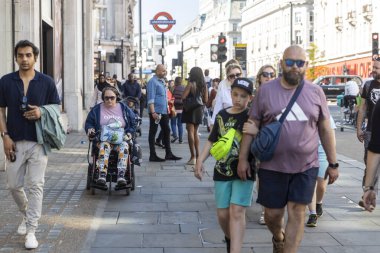 Londra, İngiltere, 5 Mayıs 2025, Şehir merkezinde kalabalık bir caddede yürüyen insanlar