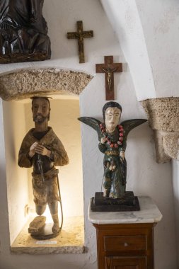 Jaffa, Tel Aviv, İsrail, 22 Mayıs 2025, tahta dini figürler ve haçlar bir müzede sergileniyor. Ilana Goor Müzesi içinde..