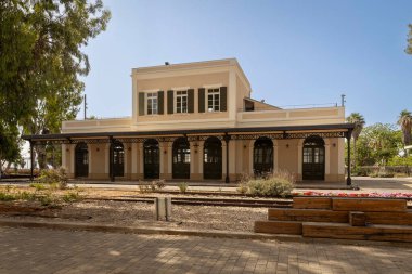 Tel Aviv, İsrail, 22 Mayıs 2025, güneşli bir günde Tel Aviv 'deki tarihi Eski Tren İstasyonu binası..