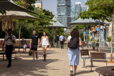 Jaffa, Tel Aviv, İsrail, 22 Mayıs 2025, Tel Aviv 'de bir parkta yürüyen ve dinlenen insanlar. Florentin.