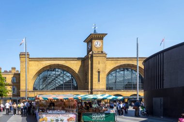 Londra, İngiltere, 5 Mayıs 2025, King 's Cross Station with Market Stalls.