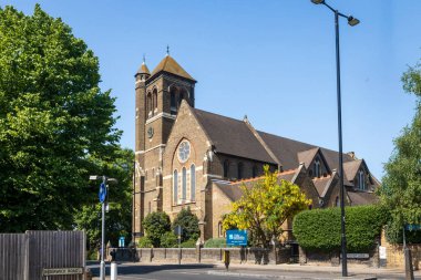 Londra, İngiltere, 5 Mayıs 2025, Kutsal Masumlar, Crouch End. Kulesi olan bir İngiliz Kilisesi.