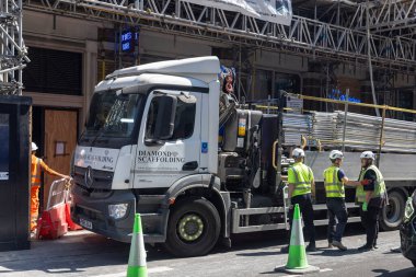 Londra, İngiltere, 5 Mayıs 2025, İnşaat işçileri ve inşaat kamyonu..