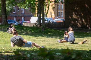 Londra, İngiltere, 5 Mayıs 2025, PA People Are relaxing on the Grass in a Park. Shoreditch