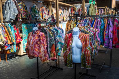 Londra, İngiltere, 5 Mayıs 2025, Renkli desenli ceketler ve kıyafetler bir pazarda sergilenmektedir. Spitalfields pazarı